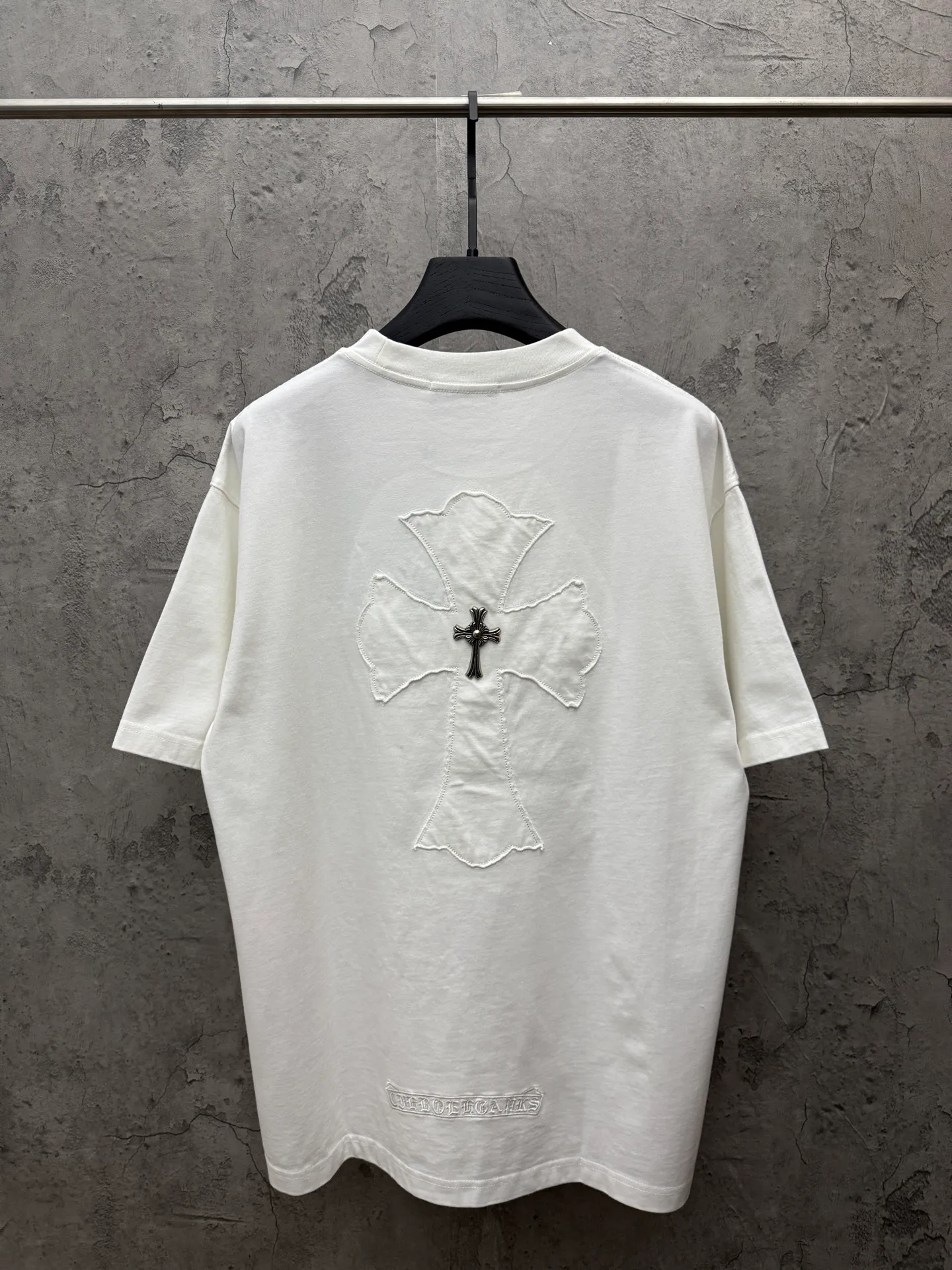 P180 top version, real shot without P, ​​different from market currency) 𝗖𝗵𝗿𝗼𝗺𝗲 𝗛𝗲𝗮𝗿𝘁𝘀/Croxin 2026 spring new original single counter American laser burnt patch embroidered couple short sleeves 👑The highest version! Customized fabric 300 grams, best-selling model at the counter, very comfortable to wear. Accessories: original molded and authenticated collar label ➕ 100% silk wash water label. Genuine purchase-grade original hangtag➕matching hanging rope➕3D hanging beads➕original packaging bag. Craftsmanship: The original version has consistent wiring! The highest version of the armhole matching technique! Color: White Black Size: S M L XL Style No.: 26-2028
